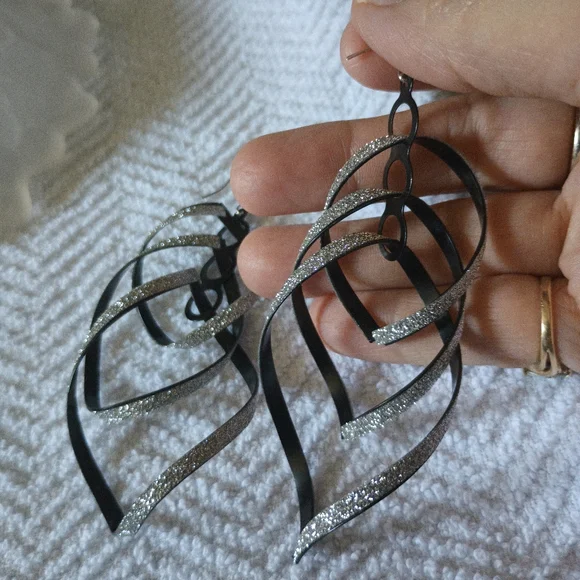 Swirl Geometric Earrings - Picture 8 of 10